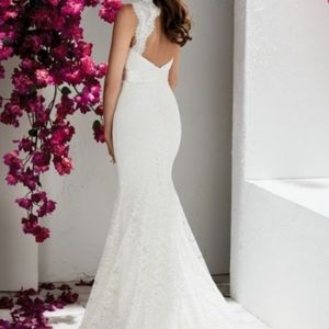 Mikaella brand lace wedding gown size 16 in ivory